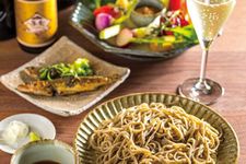 Pastikan untuk mencoba mie soba sebagai makanan penutup! Shimeno-osoba-mori atau mie soba dingin seharga 864 yen (depan) dan ikan confit seharga 950 yen (tengah) yang cocok dinikmati dengan anggur Nagano.