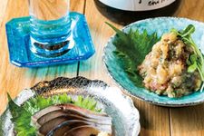 Shime-shaba yang direndam dengan marinade dengan rasa  ringan seharga 540 yen (depan) dan osakana namerou atau ikan cincang halus dengan miso seharga 486 yen (kanan tengah) adalah dua lauk populer di pub ini.