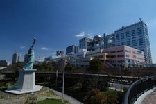 AQUA CITY ODAIBA berjarak satu menit berjalan kaki dari Stasiun Daiba.