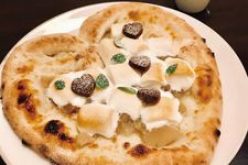 Melt-Your-Heart Chikugo Pear dan Marshmallow Dolce Pizza