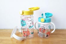 Peanut Collection Odekake Straw Mug 320 memiliki kapasitas 380 ml yang dijual dengan harga 2.268 yen (kiri), sedangkan Mug Jerami Odekake 200 memiliki kapasitas 260 ml yang dijual dengan harga 1.944 yen (kanan)
