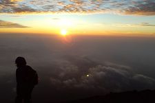 Mendaki Gunung Fuji.