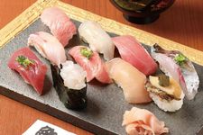 Hidangan Omakase Nigiri. Kombinasi antara nasi cuka yang kaya rasa dan bahan-bahan laut segar menghasilkan rasa yang luar biasa.