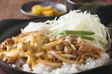 Porco Rice seharga 780 yen adalah pilihan menu lezat dengan daging dan keju.