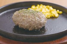 Hamburger Daichan seharga 918 yen adalah steak hamburger yang dicampur menggunakan tangan langsung di restoran.