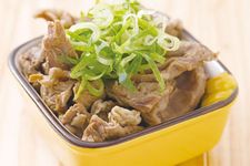 Gyusuji Nikomi seharga 324 yen terdiri dari potongan daging mentah yang direbus dalam sake dan kecap.