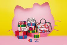 Untuk memperingati perayaan karakter Sanrio, Hello Kitty dan LeSportsac&rsquo;s 45th year berkolaborasi dengan mengeluarkan koleksi HELLO KITTY x LeSportsac yang dijual di toko-toko Sanrio Jepang, Amerika dan negara-negara lainnya.
