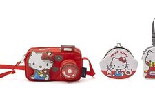 (Kiri) Rectangular Camera Bag seharga 10.000 yen, (tengah) Coin Purse seharga 5.500 yen, (kanan) Domed Charm seharga 5.000 yen
