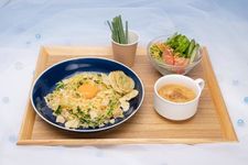 &ldquo;Hina&rsquo;s homemade Sesame Oil Scented Pea Sprouts and Potato Chip Fried Rice&rdquo; seharga 1.490 yen