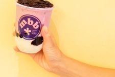 Oreo Tapioca Smoothie yang dijual dengan harga 730 yen untuk ukuran besar adalah tambahan terbaru untuk menu di toko. Stroberi, keju, dan Oreo renyah digabungkan untuk membuat minuman lezat ini.
