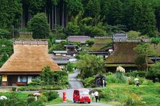 Rumah-rumah pribadi dengan atap jerami dapat ditemukan di desa di pegunungan.