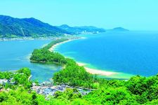 Pemandangan menakjubkan dari Amanohashidate View Land di selatan Taman Amanohashidate.