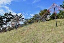 &ldquo;Color of the Sky Umbrella&rdquo; karya Ryuutarou Fuji terbuat dari tali panjat. Disini adalah tempat kamu dapat melihat langit biru saat berada di dalam instalasi berbentuk payung