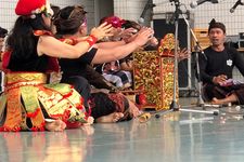 Pertunjukan Tari Indonesia di &ldquo;Nihon Indonesia Shimin Yuuko Festival&rdquo; di lapangan Ampiteater taman Yoyogi. 
