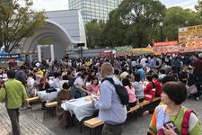 &ldquo;Nihon Indonesia Shimin Yuuko Festival&rdquo; di lapangan Ampiteater taman Yoyogi. 
