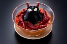 Super Spicy! Devil Hotpot. Hidangan ini menampilkan Pitch Black Devil Collagen yang mencolok dan ditempatkan di tengah tororo yang dididihkan magma vulkanik (parutan yam).