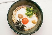 Yamakake Udon memiliki basis sup yang kaya. Ubi dan telur menempel pada mie saat dimakan.