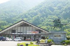 Kagumi pemandangan musiman dan Sungai Yoshida yang indah dari stasiun ini.