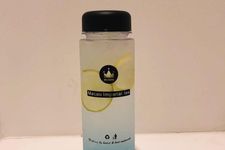 Blue Soda yang dijual dengan harga 550 yen (belum termasuk pajak) adalah minuman populer yang terkenal dengan rasa menyegarkan.