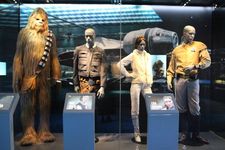 Kostum yang dikenakan oleh Peter Mayhew sebagai Chewbacca, Harrison Ford sebagai Han Solo, dan Carrie Fisher sebagai Putri Leia.
