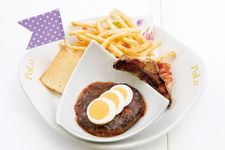 Kamu juga bisa pesan Burger Steak Set (2.700 yen) untuk makan malam anak-anak.