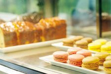 Ada beberapa kue dan macaron, yang bisa dilihat di etalase kaca