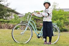 Anak di Jepang bersepeda harus pakai helm. 