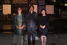 Walikota Kyoto, Daisaku Kadokawa, Ryotaro Muramatsu, dan Senko Ikenobo yang menghadiri upacara