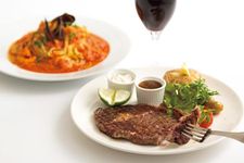 Tersedia steak daging sapi dan hidangan lainnya yang cocok dengan minuman anggur.