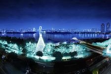 Kamu dapat melihat Tokyo Tower, Sky Tree dan Rainbow Bridge bersama dengan iluminasi 220 ribu cahaya lampu.