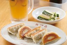 Set bir (dimulai dari 1,050 yen) terdiri dari makanan ringan, pangsit panggang, dan bir
