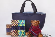 Boneka Bearful (R) Mantle termasuk dalam tas tersebut. 
