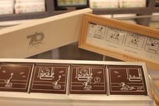 (Kiri ke kanan) Tablet Chocolat yang hanya dijual di Arashiyama (1.200 yen), Bingkai Kayu (800 yen)