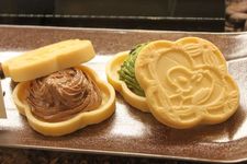 Chocolate Monaka (600 yen untuk 2 potong)