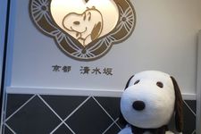 Snoopy besar menyambutmu di pintu masuk SNOOPY Chocolat Kyoto Kiyomizu-zaka.