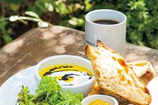 Paket sarapan The GARDEN pada hari Sabtu, Minggu dan hari libur nasional, 909 yen (belum termasuk pajak).