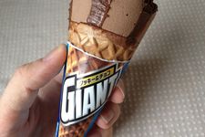 Es krim kerucut ini tidak sebesar namanya, Giant.