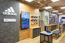 Saatnya membeli sepatu lari baru di Adidas.