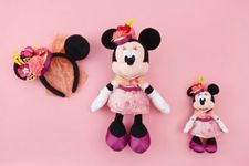 Dapatkan boneka Minnie Mouse beserta pakaian musimannya di Toontown.