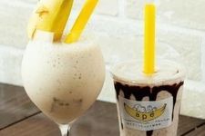 Cokelat Pisang Jyun Nama (Kanan) dan Jus Pisang Lumba-lumba Jyun Nama (Kiri)