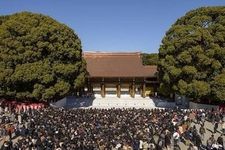 Meiji Jingu dikerumuni pengunjung saat hatsumode.