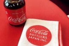 Handuk dan minuman Coca Cola ini bisa kamu dapatkan setelah wisata!