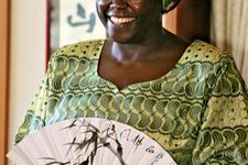 Wangari Maathai, penerima Penghargaan Nobel Perdamaian pertama dari Afrika, mengusung paham mottainai pada kampanye lingkungannya.