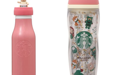 Botol minum pesumo dan tumbler Starbucks dengan desain Tahun Baru.