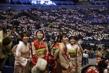 Para remaja beranjak dewasa dengan kimono dan pakaian formal lainnya mengikuti upacara Hari Kedewasaan di Yokohama Arena.