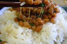 Nasi dengan natto.