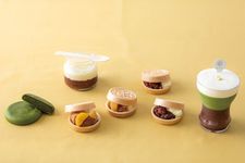 Dari kiri ke kanan: Kyoto Gion Koicha Manju Kyo Hannari (&yen;150 per buah), Anpo-ne (&yen;1,600 untuk kemasan isi 5 buah), dan Anpo-ne Zenzai (Yame Matcha) (&yen;500)