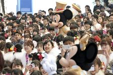 Masyarakat Jepang menikmati wahana Disney saat Seijin no Hi.