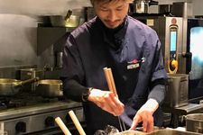 Koki kepala di Tsuta, Ryo Miyawaki, menyiapkan hidangan ramen di Tsuta yang baru.