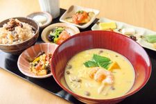 Miso Cafe Lunch (1.180 yen) termasuk sup miso, dua hidangan pendamping, dan ikan. Perhatikan bahwa menu berubah setiap minggu